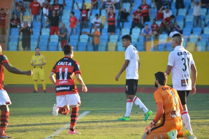 Vitória vence Atlético-GO fora de casa e empurra o Bahia para zona