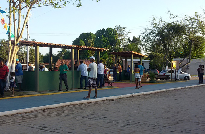 Dupla em motocicleta rouba pedestres na praça do Leandrinho 