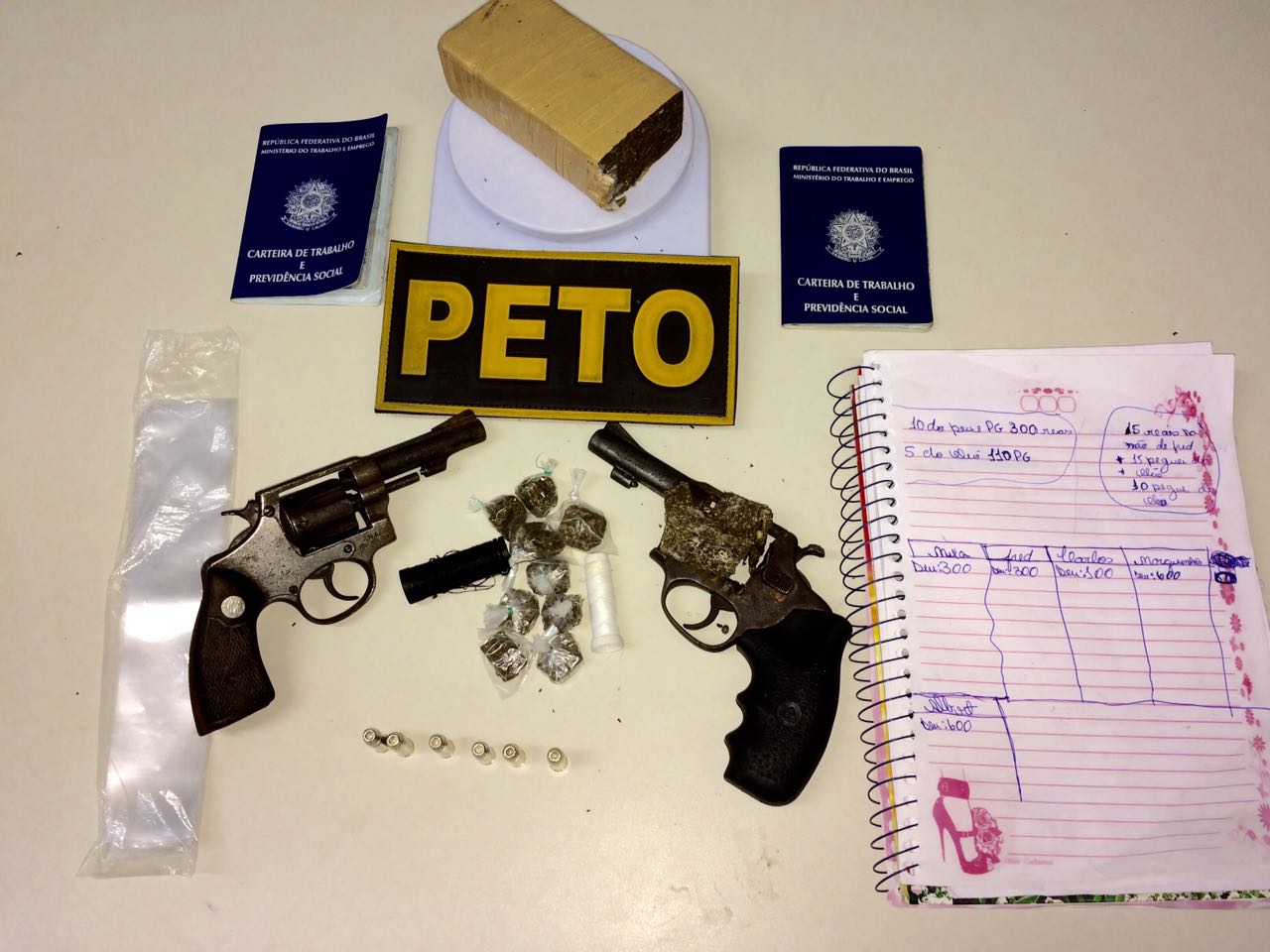 Jovem é preso e menor apreendida com armas e drogas