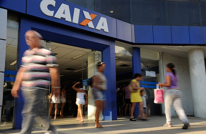 Caixa abre mais cedo para atender trabalhadores 