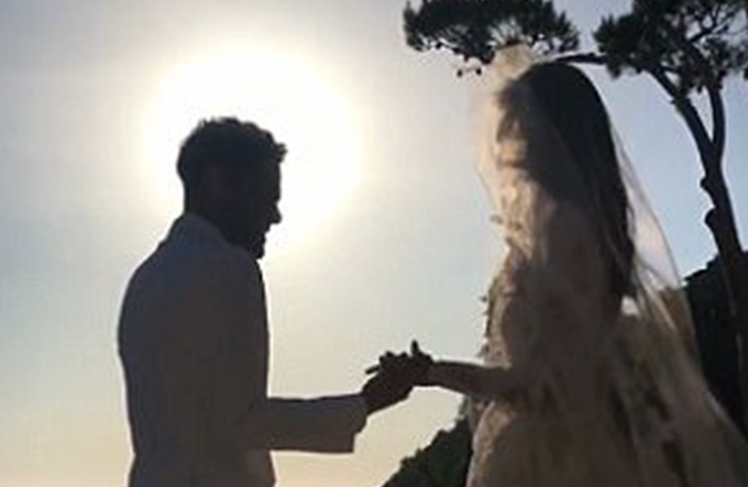 Daniel Alves se casa em festa secreta em Ibiza