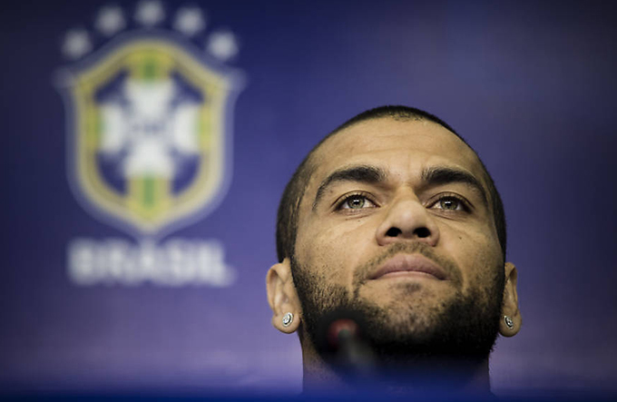 Daniel Alves oficializa transferência para o PSG