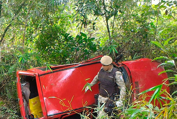 Acidente mata criança e deixa mãe e avô feridos na BR-101