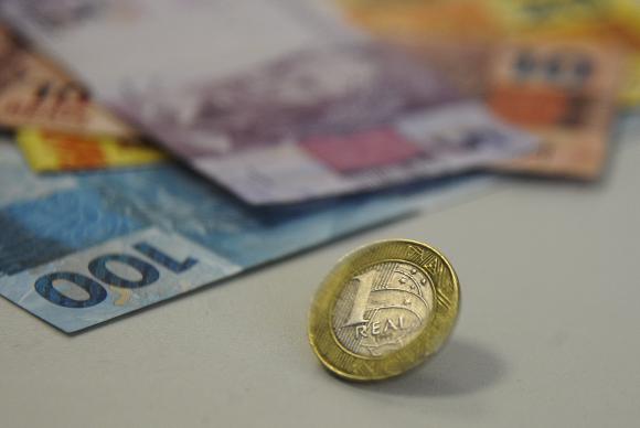 Novo salário de R$ 979 terá impacto de R$ 12,7 bi nas contas do governo