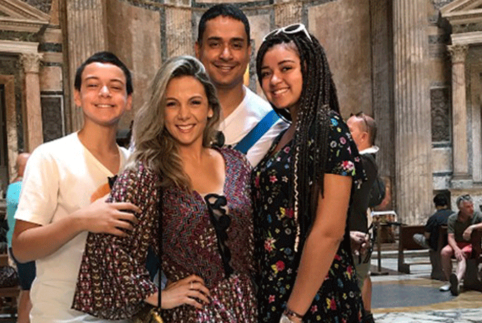 Carla Perez e Xanddy curtem férias com os filhos na Itália