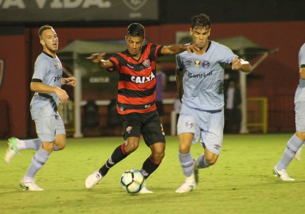 No Barradão, Vitória perde para o Grêmio e se complica ainda mais 