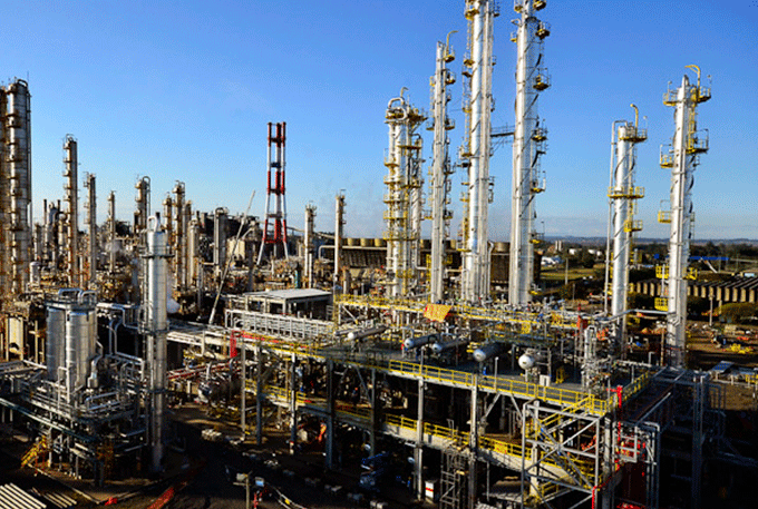 Carreta cai em ribanceira no Polo Petroquímico