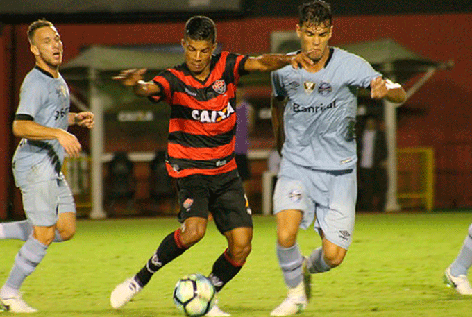 Em crise política, Caique Sá quer elenco do Vitória blindado