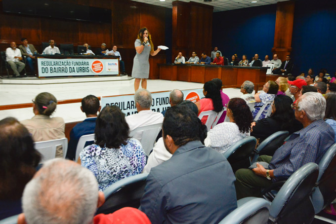 Cerimônia marca entrega de escrituras à moradores da Urbis