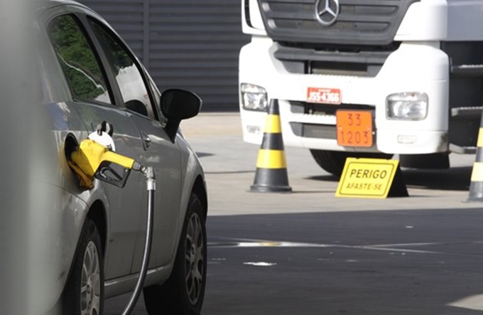 Gasolina pode ter maior alta em 13 anos com aumento de tributos