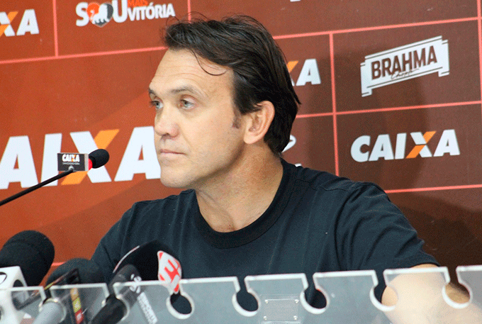 Vitória demite Petkovic de cargo no futebol