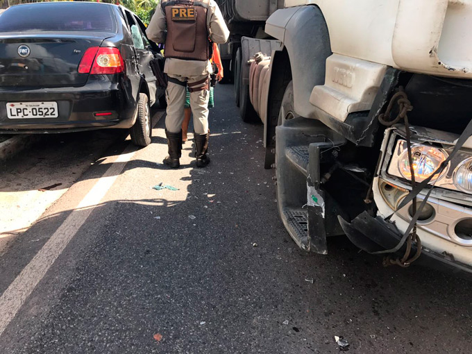 Carro de passeio é atingido por carreta no Entroncamento 