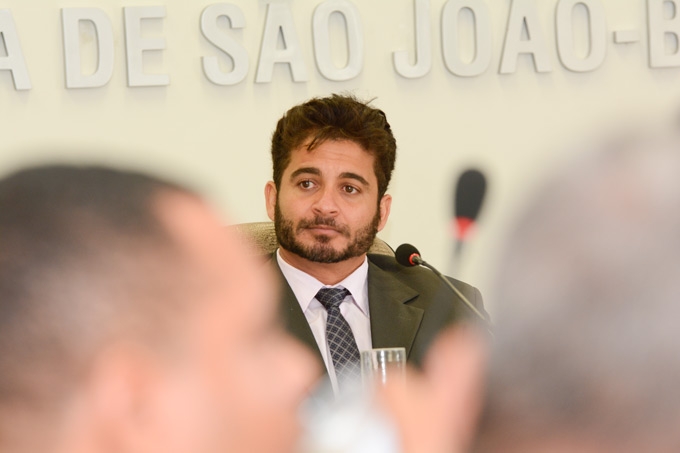 Juiz aplica efeito suspensivo em decisão que anulava comissões 