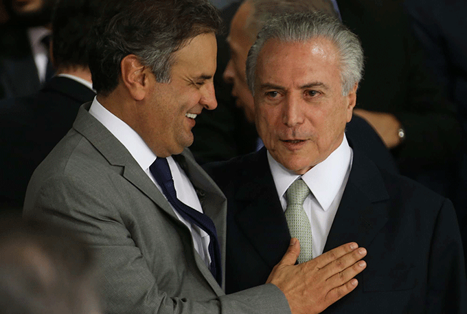 Aécio retoma PSDB e tenta conter saída do governo