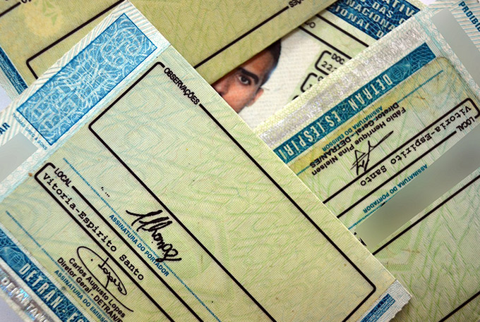 Detran divulga lista de CNHs suspensas: motorista deve devolver carteira