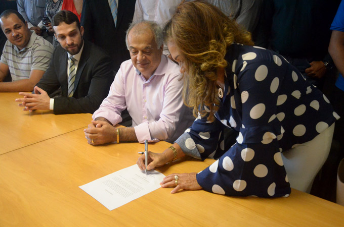 Prefeita de Dias d'Ávila empossa novo Procurador do município 