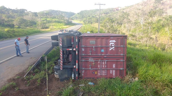Carreta com minério tomba BA-093 em Mata de São João