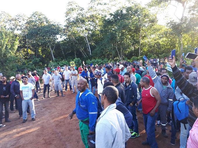 Grupo de manifestantes protesta em obras da termelétrica