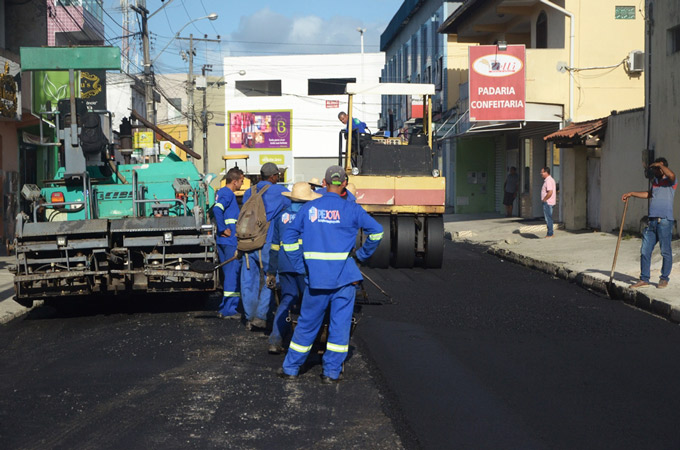 Prefeitura começa a asfaltar Rua Raimundo Tabireza
