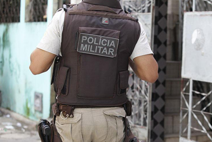Capitão da PM tem arma roubada por assaltantes em Salvador
