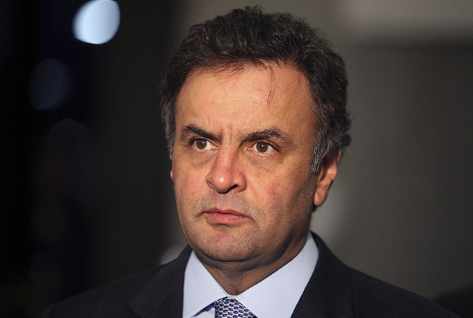 Saída do PSDB do governo é questão 'superada', diz Aécio