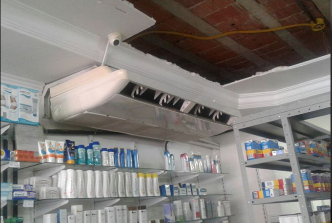 Forro de gesso desaba de teto em farmácia de Camaçari