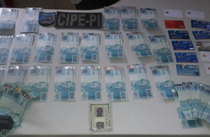 PM apreende cédulas falsas, cartões e dispositivos de clonagem