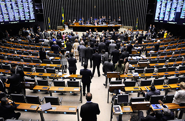 Comissão da Câmara aprova texto-base da reforma política 