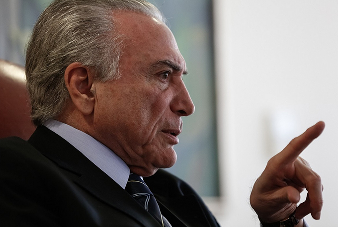 Executiva do PMDB suspende funções partidárias de deputados