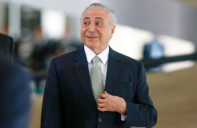 Governo planeja congelar salários de servidores públicos em 2018