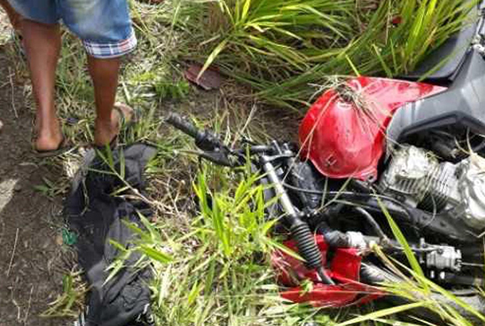 Casal morre em batida entre motocicleta e carro na BA-046