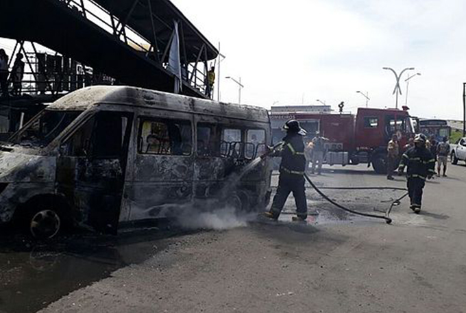 Van pega fogo e destrói barracas em ponto de ônibus 