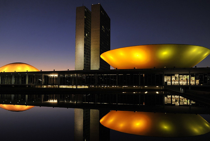 Deputados reiniciam hoje votação de mudanças no sistema político