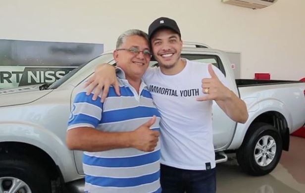 Wesley Safadão presenteia pai com carrão de R$ 160 mil 