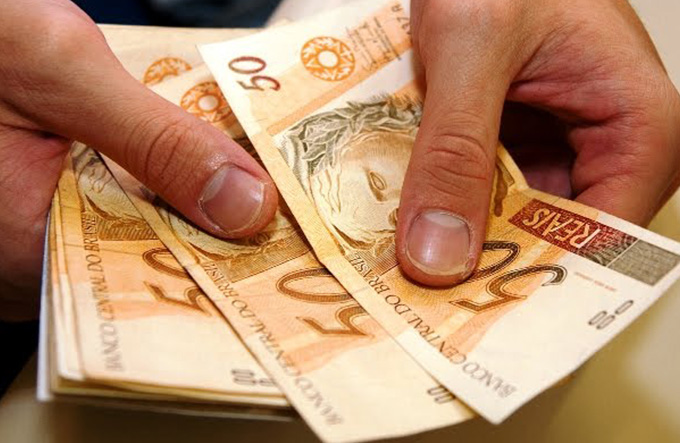 Previsão de salário mínimo para 2018 cai para R$ 969