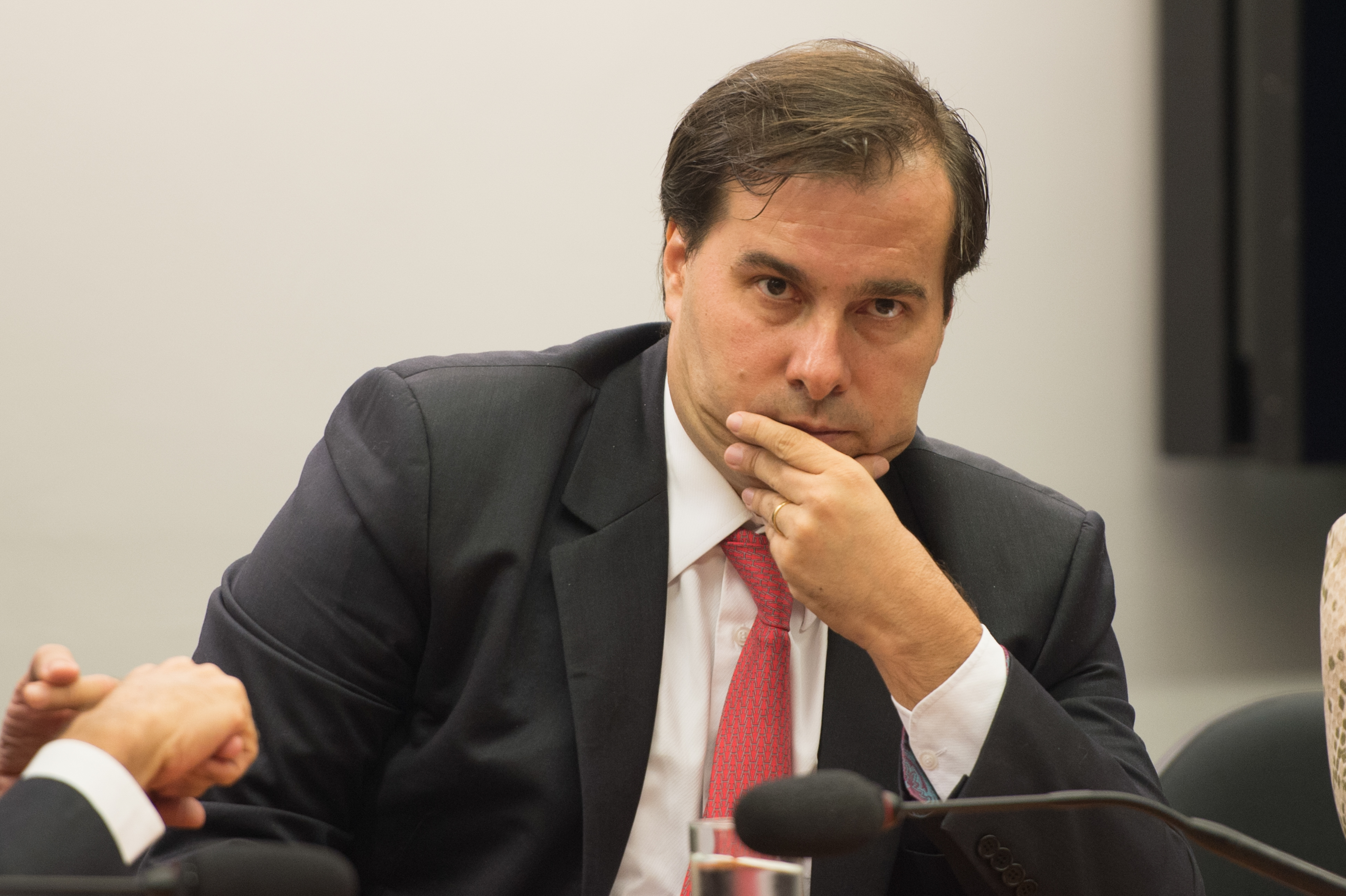 Maia se reúne com líderes e remarca votação da reforma política