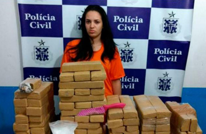 Mulher é presa com 83 tabletes de maconha em Feira de Santana