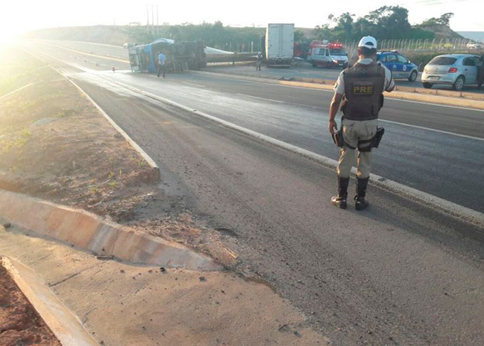 Acidente entre caminhão e carreta deixa feridos na Via Cetrel