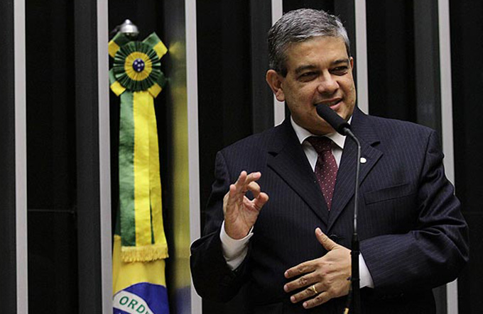 Para 'ocupar lacuna' do PSDB, DEM quer filiar aliados de Aécio