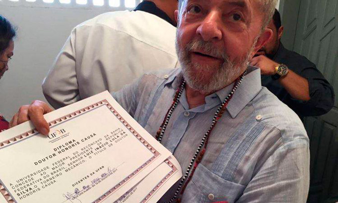 Lula exibe diploma com erros de português; universidade nega