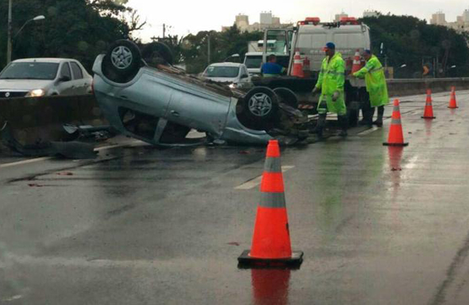 Motorista fica ferido após carro capotar na Cia-Aeroporto