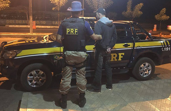 Motorista sem habilitação é preso após tentar subornar PM