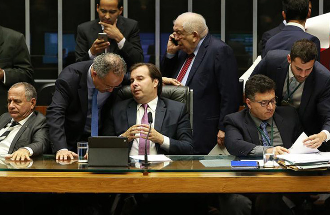 Votação do distritão e fundo eleitoral é adiada e será retomada hoje