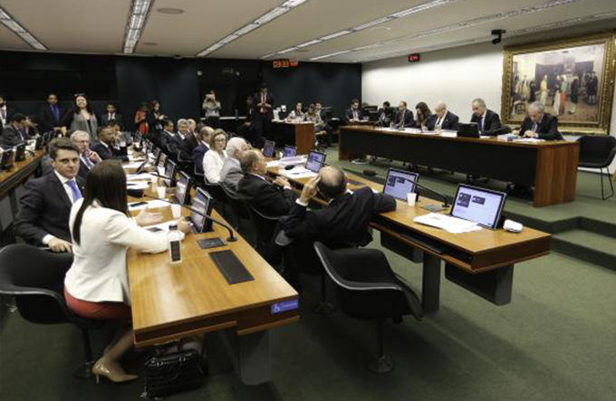 Comissão aprova fim das coligações