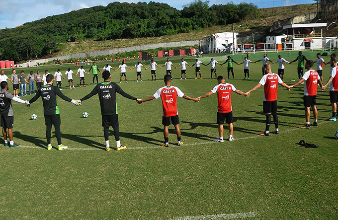Bahia e Vitória fazem homenagem às vítimas de naufrágio