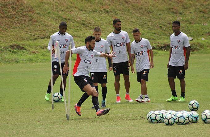 Leão repetirá time que venceu o Corinthians diante do Coritiba