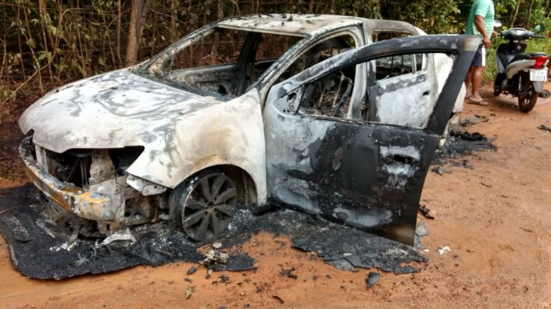 Três corpos são encontrados carbonizados em carro 