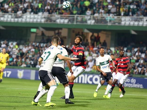 Vitória vence Coritiba fora de casa e deixa a zona após 4 meses 