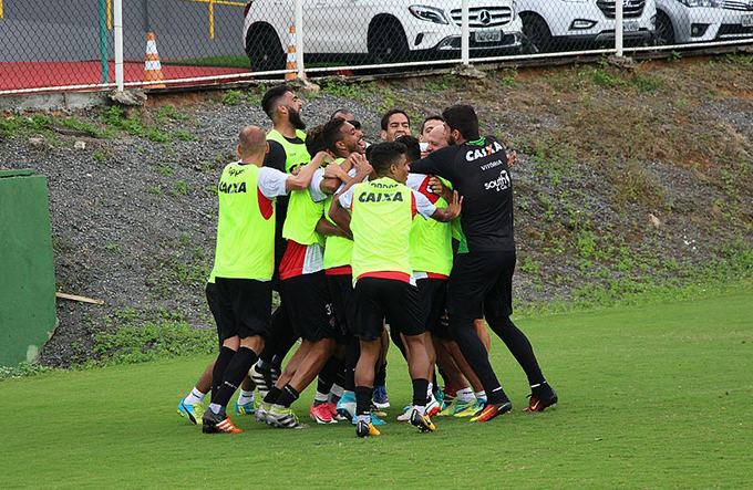 Após triunfo em Curitiba, Leão volta a Salvador hoje 