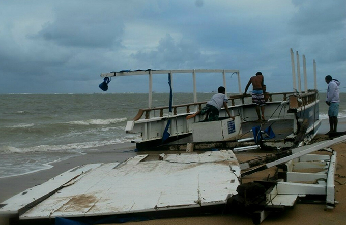 Escuna se desprende de atracadouro e encalha perto de Mar Grande